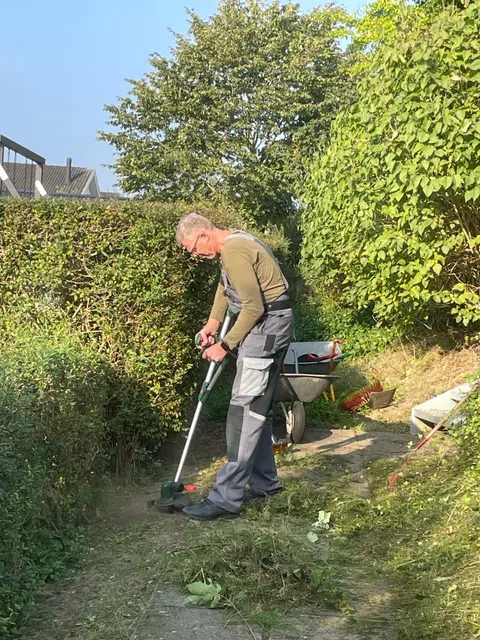 Bestyrelsen vedligeholder stien 2024 - billede 1